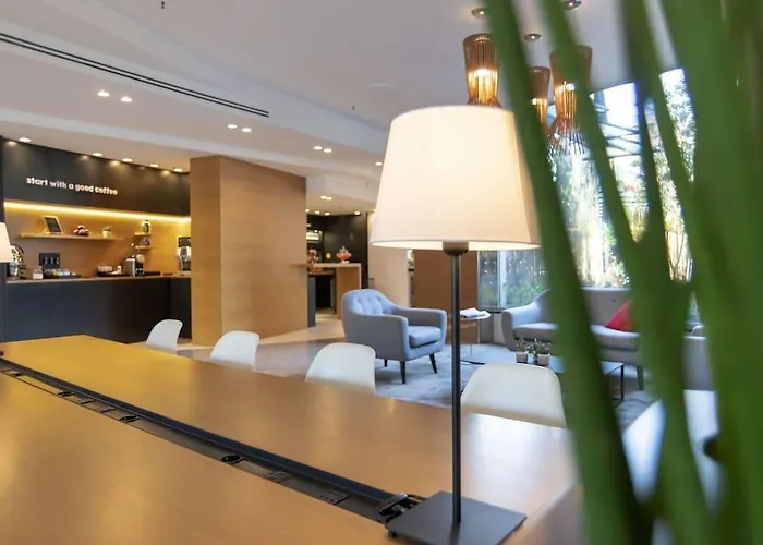 מלון Hi בארי